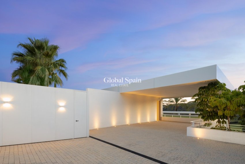Nouvelle construction - VILLA -
CASARES - Pedregales