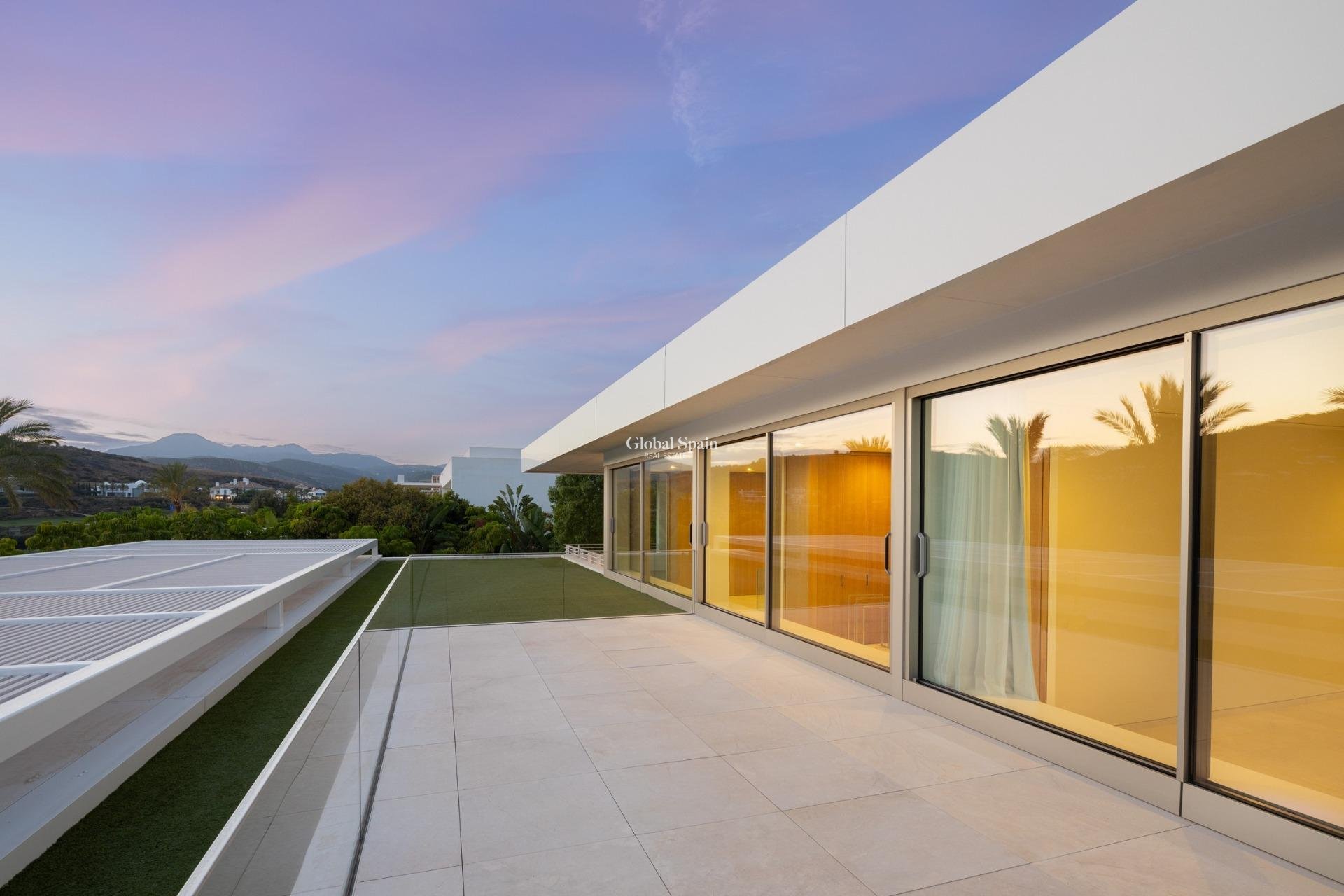 Nouvelle construction - VILLA -
CASARES - Pedregales