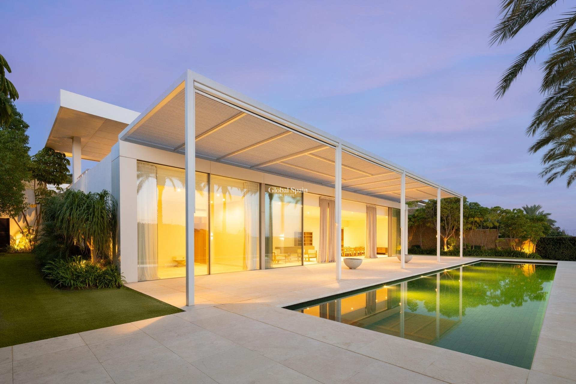 Nouvelle construction - VILLA -
CASARES - Pedregales