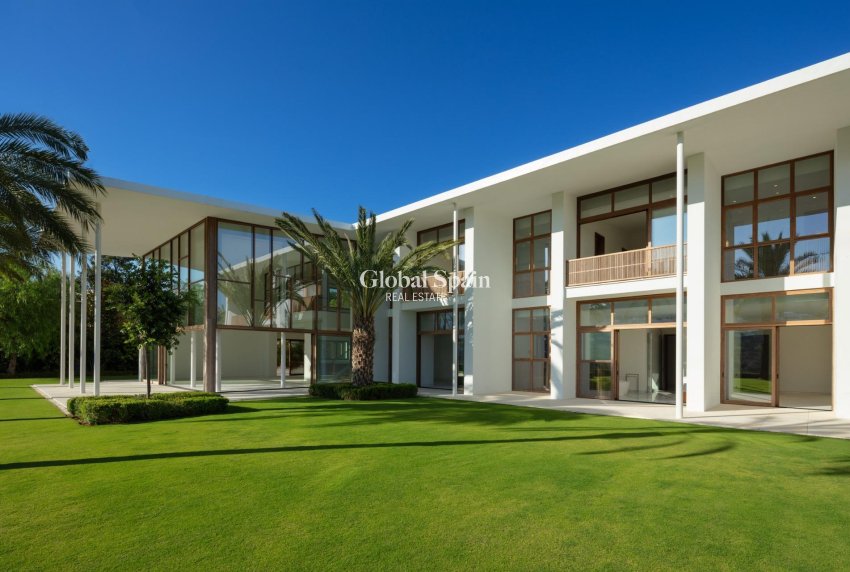 Nouvelle construction - VILLA -
CASARES - Pedregales
