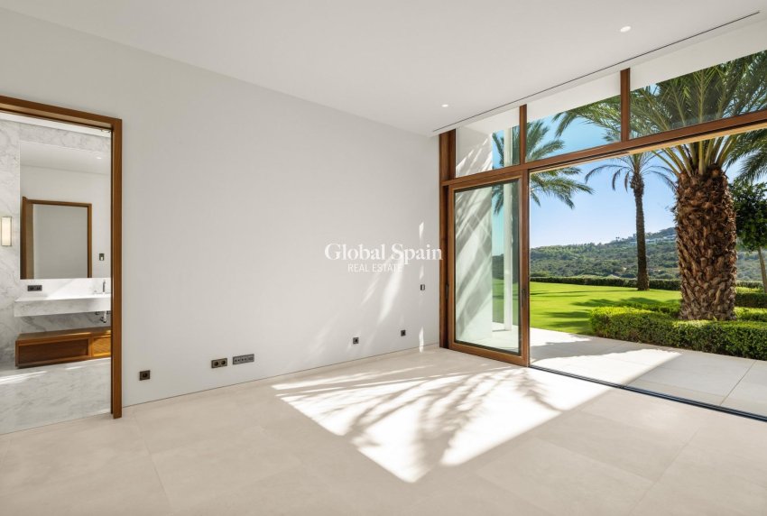 Nouvelle construction - VILLA -
CASARES - Pedregales