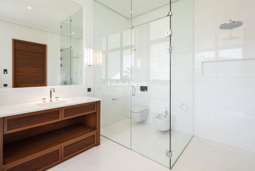 Nouvelle construction - VILLA -
CASARES - Pedregales