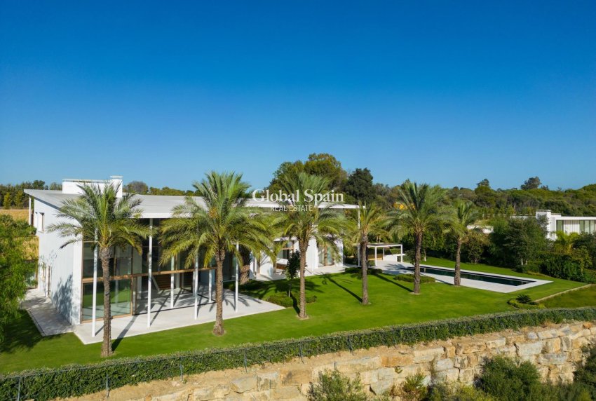 Nouvelle construction - VILLA -
CASARES - Pedregales
