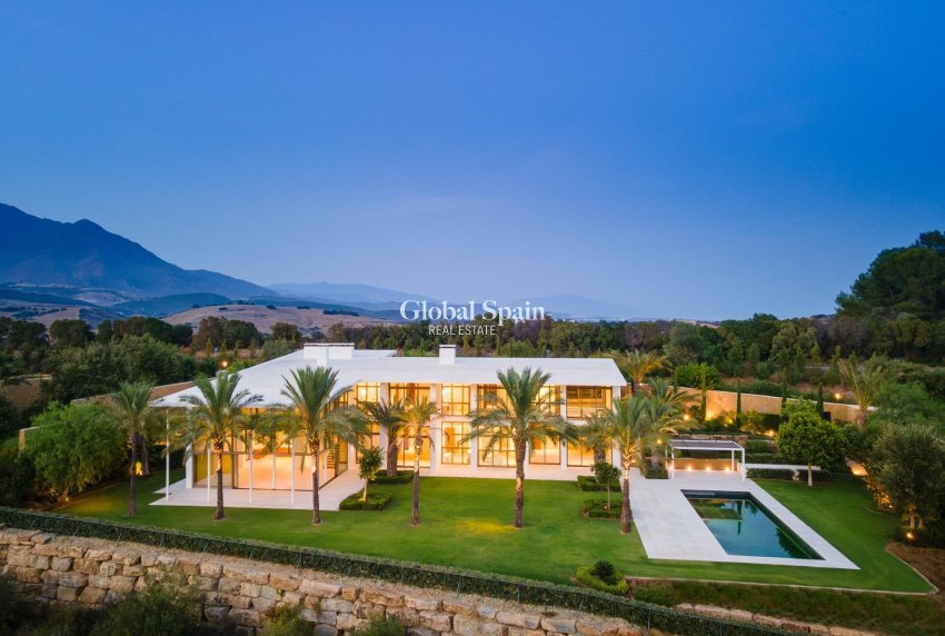 Nouvelle construction - VILLA -
CASARES - Pedregales