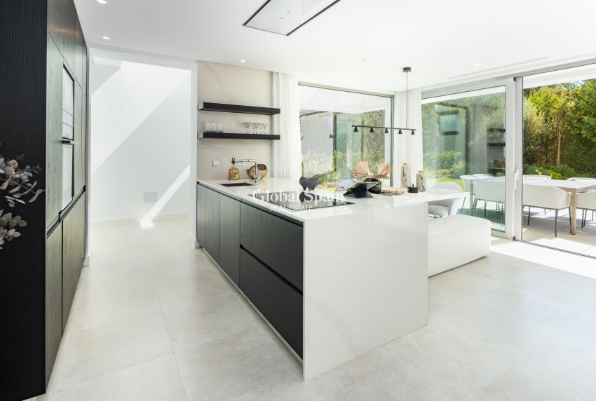 Nouvelle construction - VILLA -
ESTEPONA - Paraiso Alto