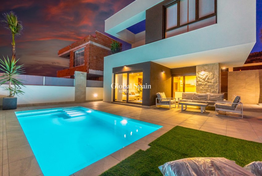 Nouvelle construction - VILLA -
ROJALES