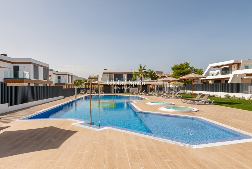 Nowo zbudowane - Bliźniak -
Cala Ratjada - CAPDEPERA