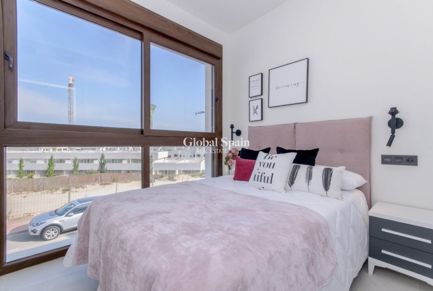 Nowo zbudowane - Bungalow na ostatnim piętrze -
TORREVIEJA - LOS BALCONES - LOS ALTOS