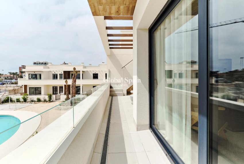 Nowo zbudowane - Bungalow na ostatnim piętrze -
TORREVIEJA - Villa Amalia