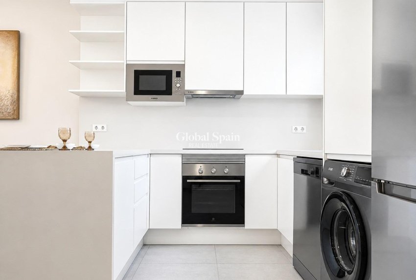 Nowo zbudowane - DOM -
BAÑOS Y MENDIGO - 