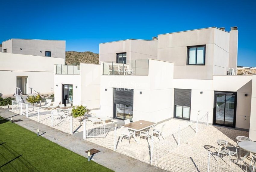 Nowo zbudowane - DOM -
BAÑOS Y MENDIGO - 
