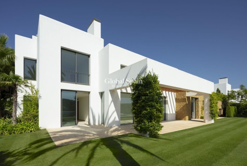 Nowo zbudowane - WILLA  -
CASARES - Pedregales