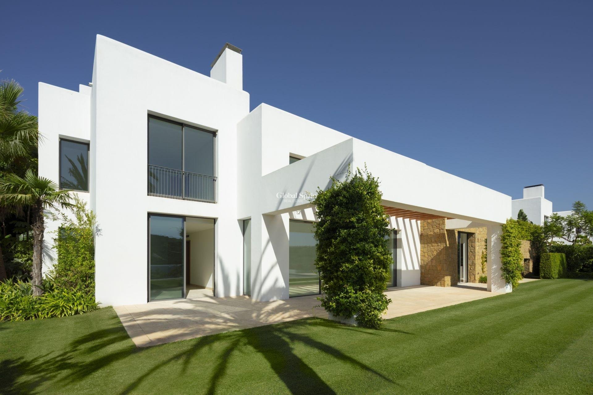 Nowo zbudowane - WILLA  -
CASARES - Pedregales