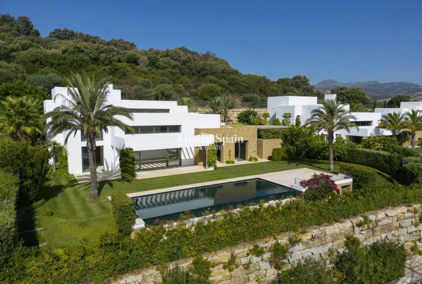 Nowo zbudowane - WILLA  -
CASARES - Pedregales
