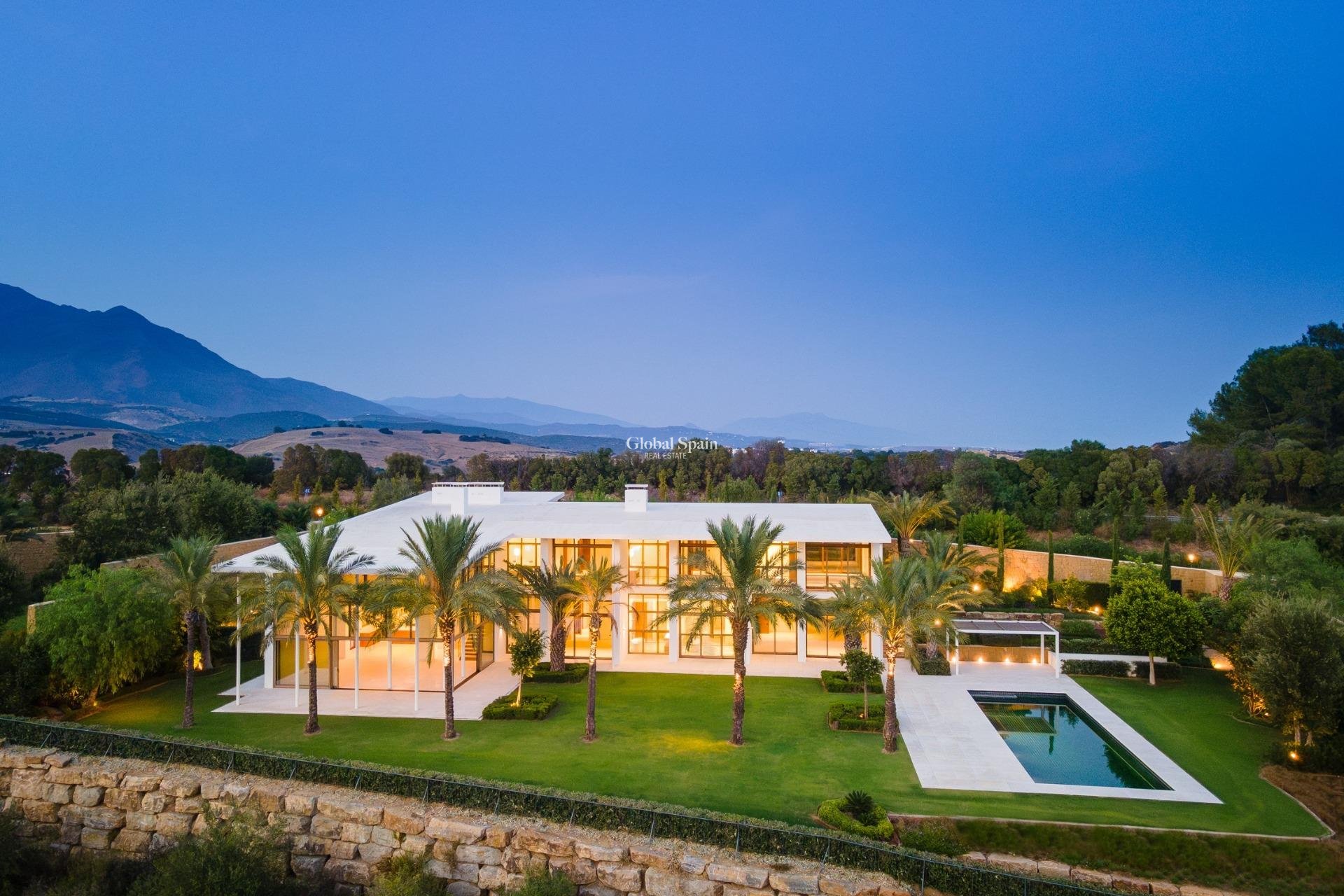 Nowo zbudowane - WILLA  -
CASARES - Pedregales