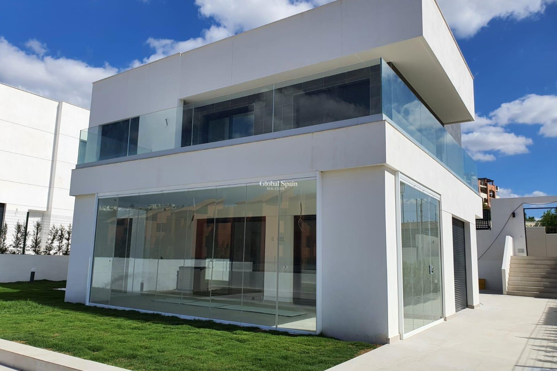 Nowo zbudowane - WILLA  -
MANILVA - 