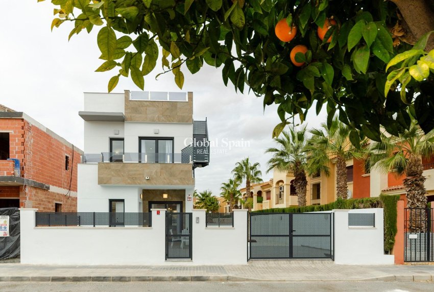 Nowo zbudowane - WILLA  -
TORREVIEJA - Torretas