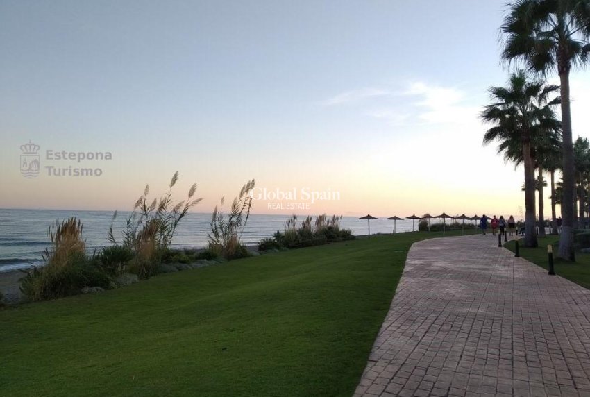 Nueva construcción  - APARTAMENTO -
ESTEPONA - Playa de La Rada