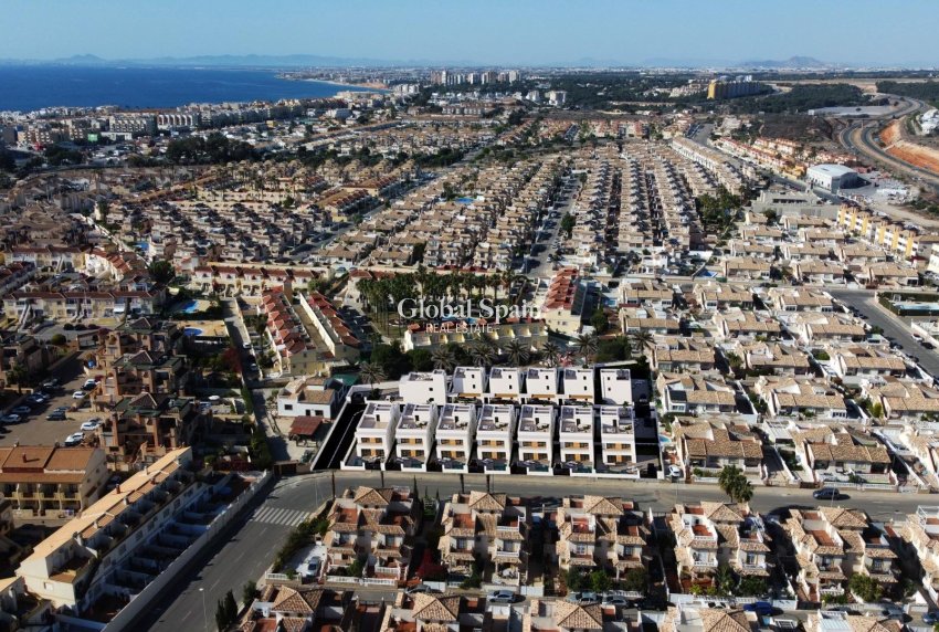 Nueva construcción  - VILLA -
ORIHUELA COSTA - La Zenia