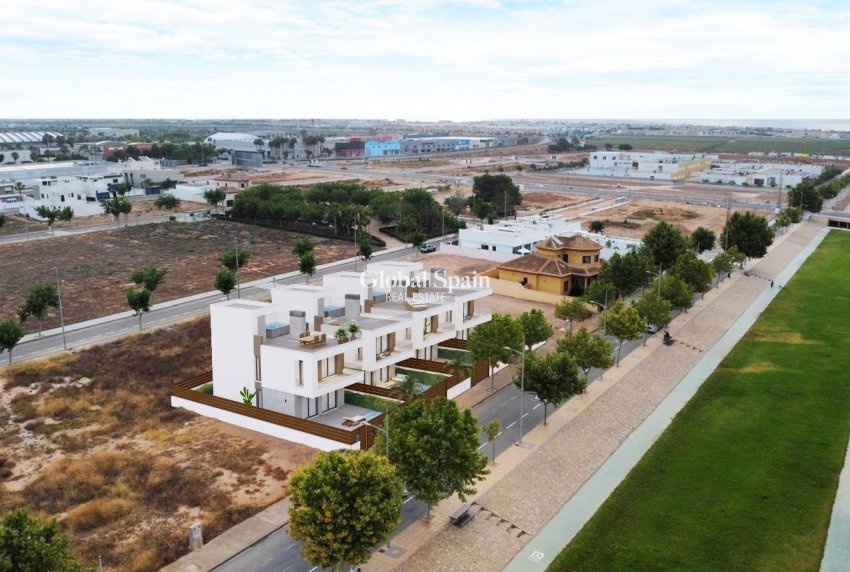 Nueva construcción  - VILLA -
PILAR DE LA HORADADA - pueblo