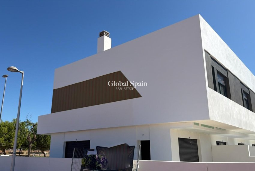 Nueva construcción  - VILLA -
PILAR DE LA HORADADA - pueblo