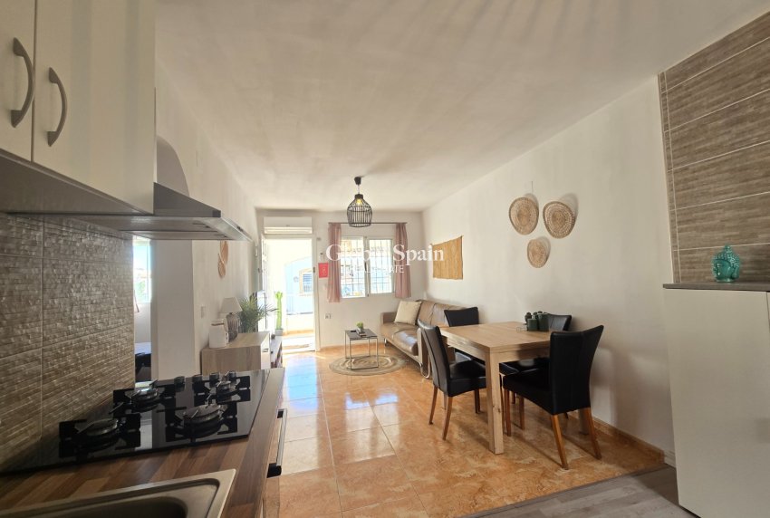 Odsprzedaż - Apartament - Apartament na ostatnim piętrze -
TORREVIEJA - El limonar