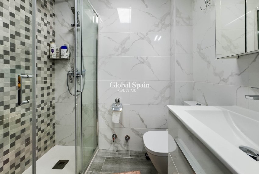 Odsprzedaż - Apartament dwupoziomowy -
TORREVIEJA - Lago jardin