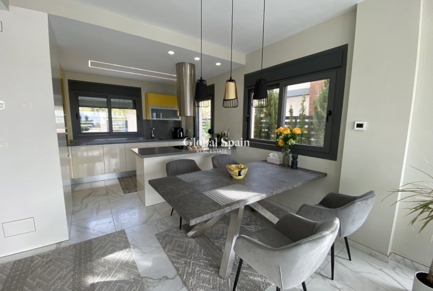 Odsprzedaż - Chalet niezależny -
FINESTRAT