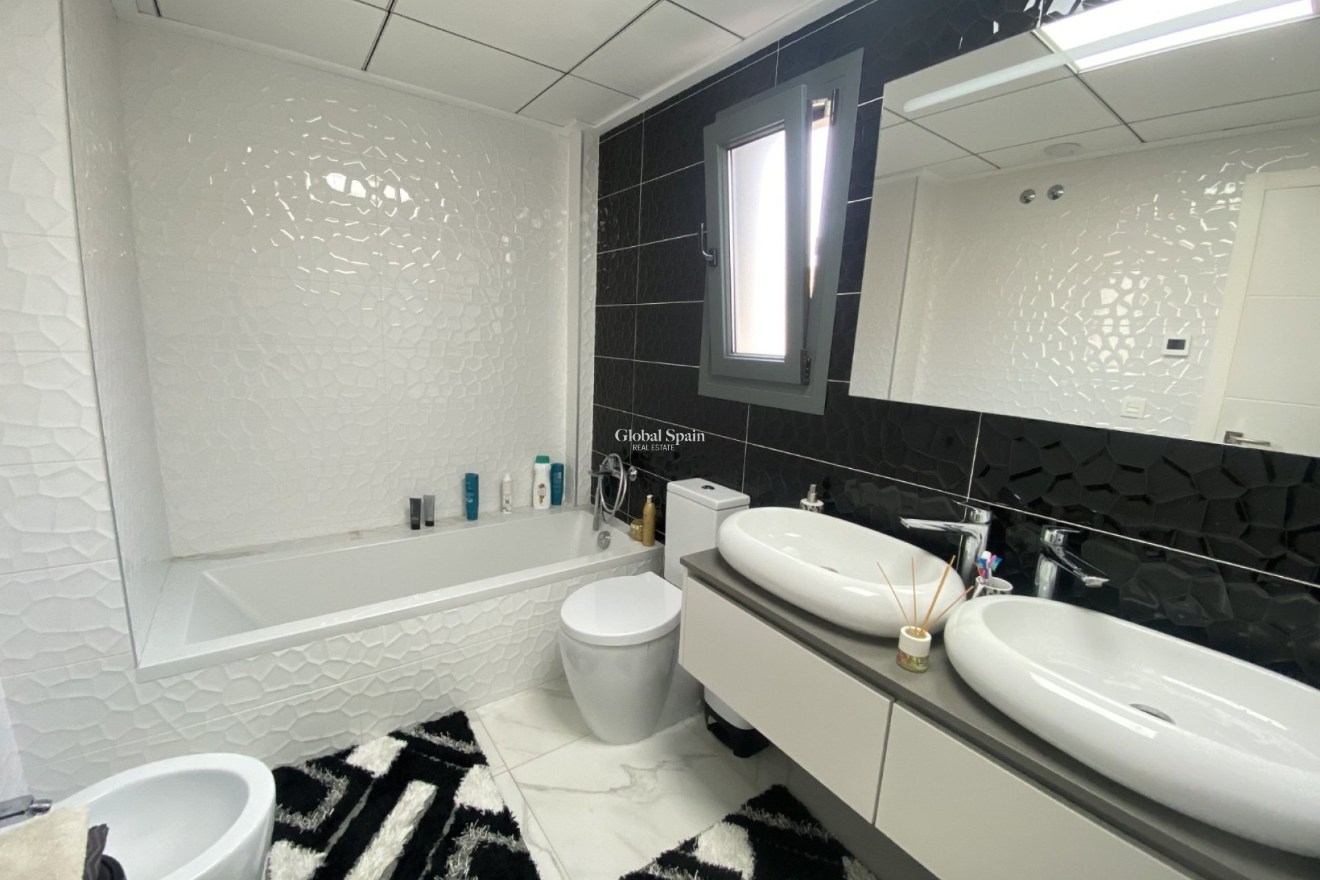 Odsprzedaż - Chalet niezależny -
FINESTRAT