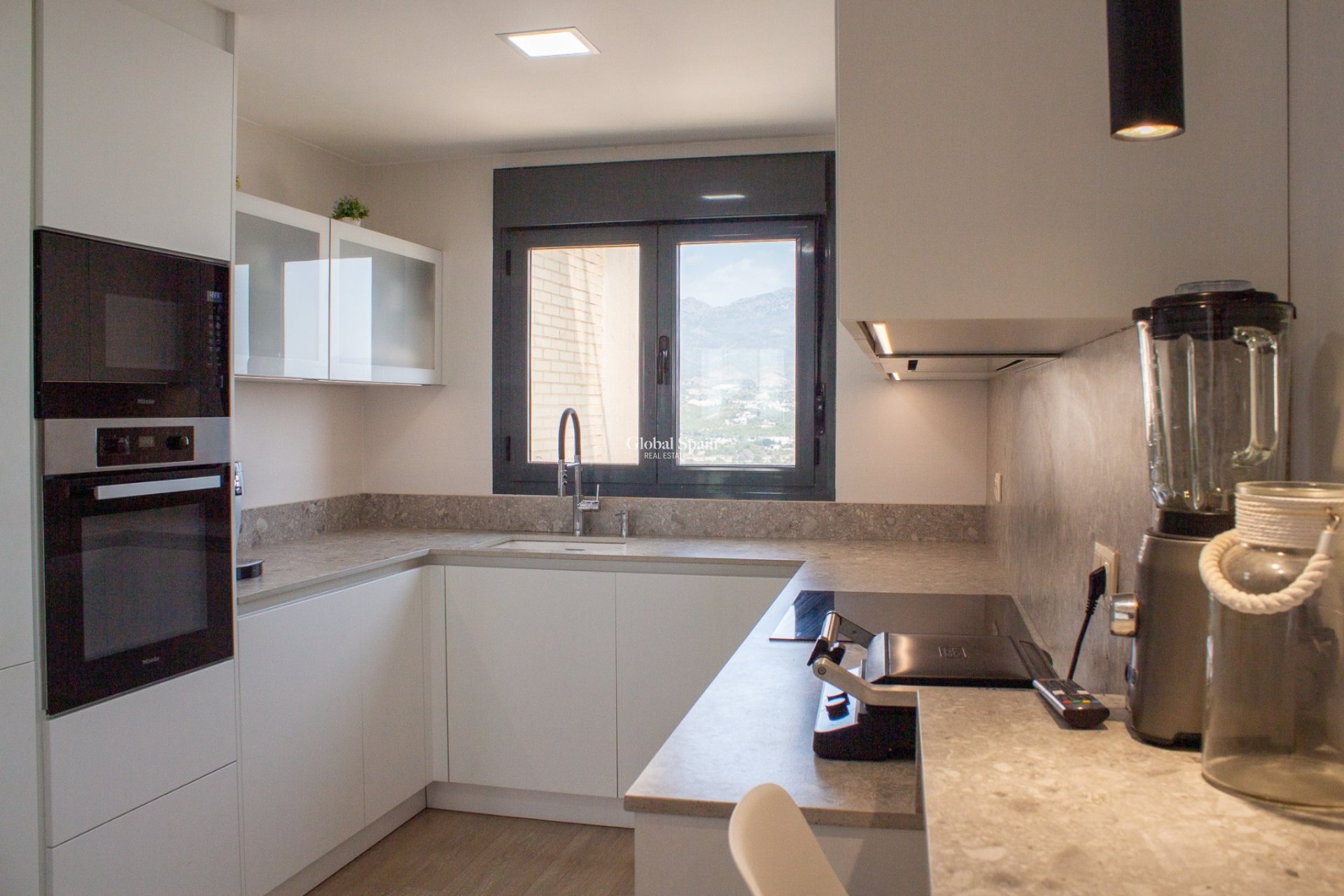 Odsprzedaż - Daszek -
Benidorm