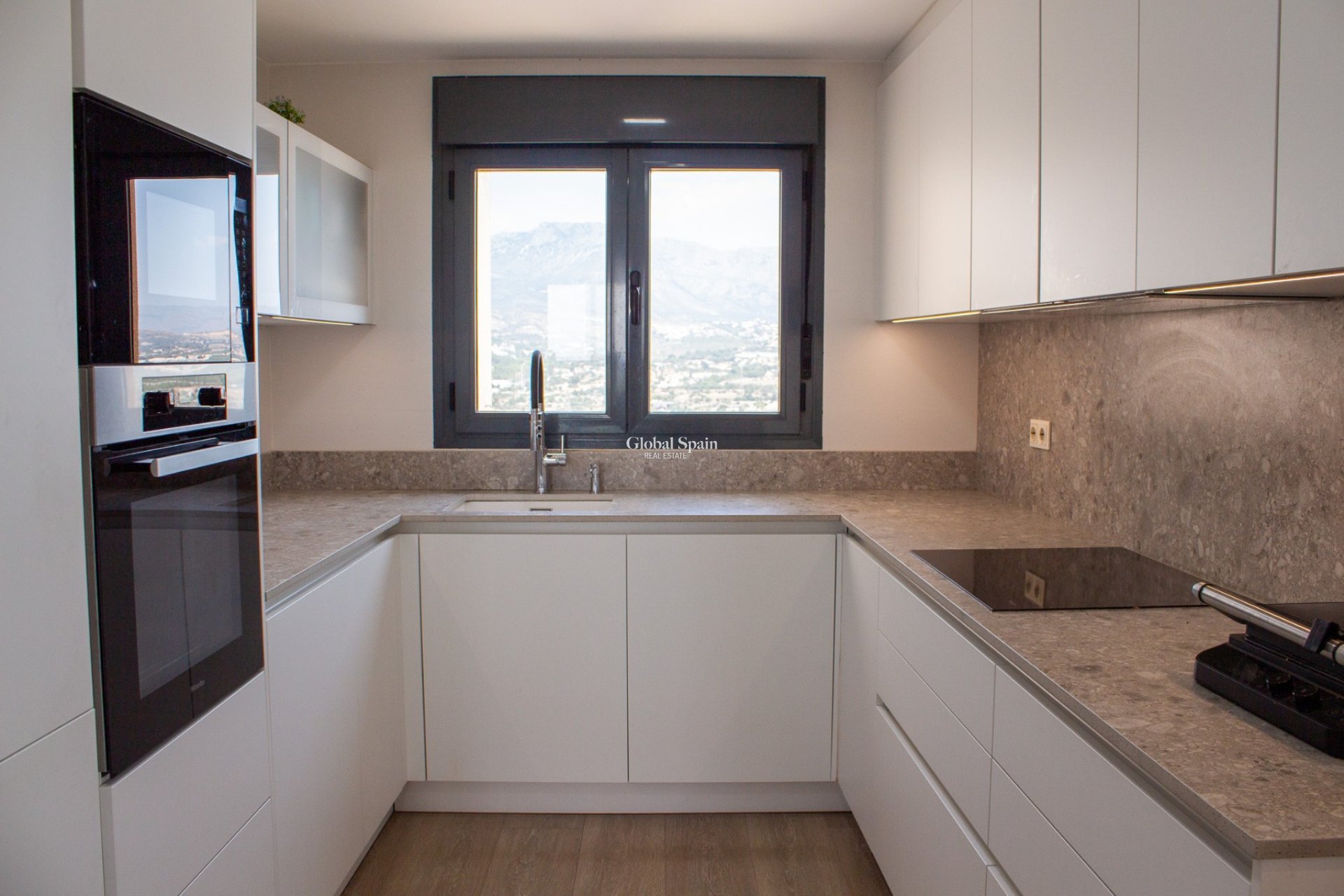 Odsprzedaż - Daszek -
Benidorm