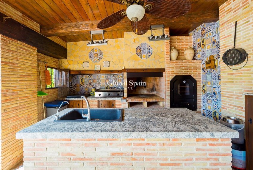 Odsprzedaż - DOM -
ALMORADÍ - Inland