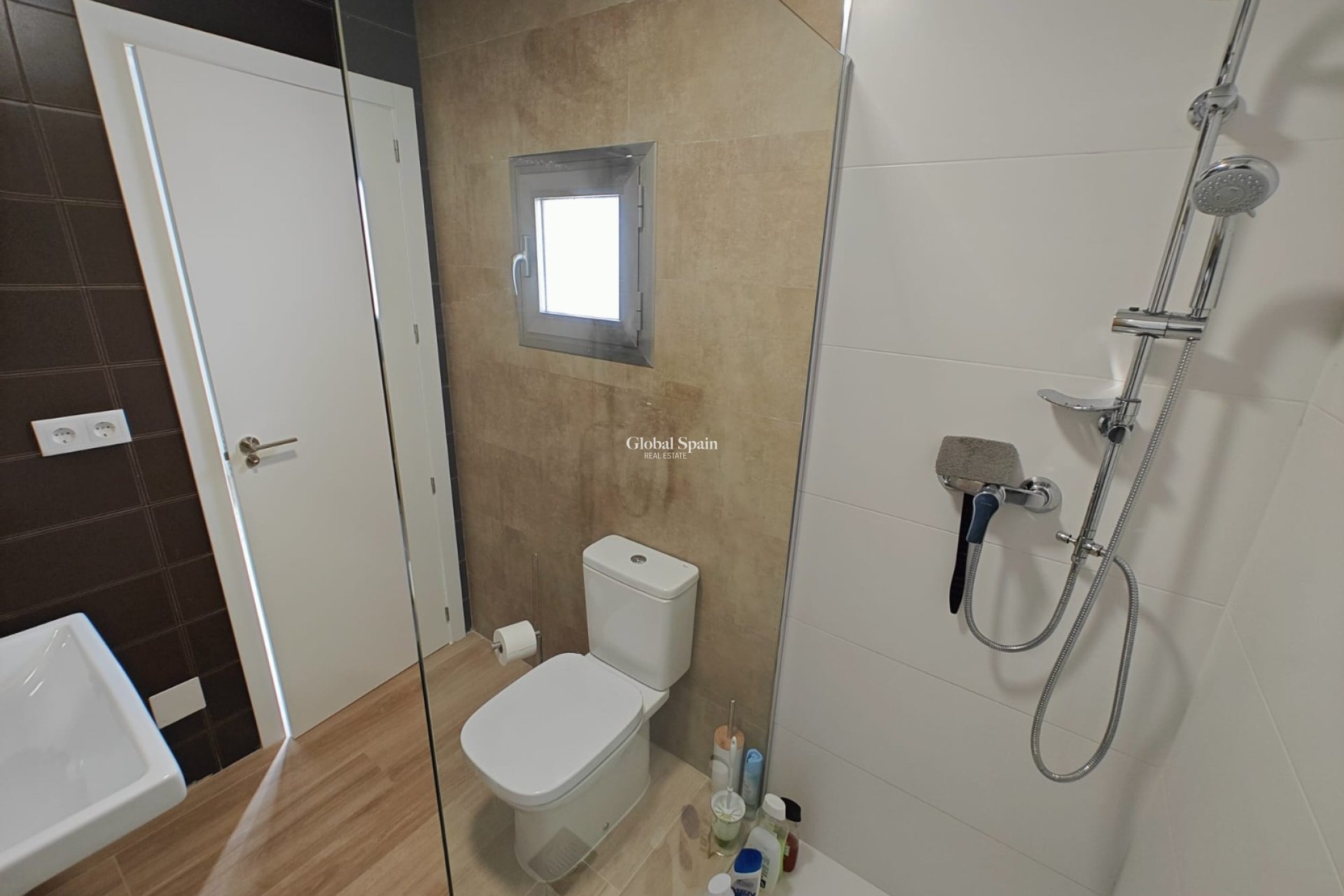 Odsprzedaż - DOM -
COX - Cox