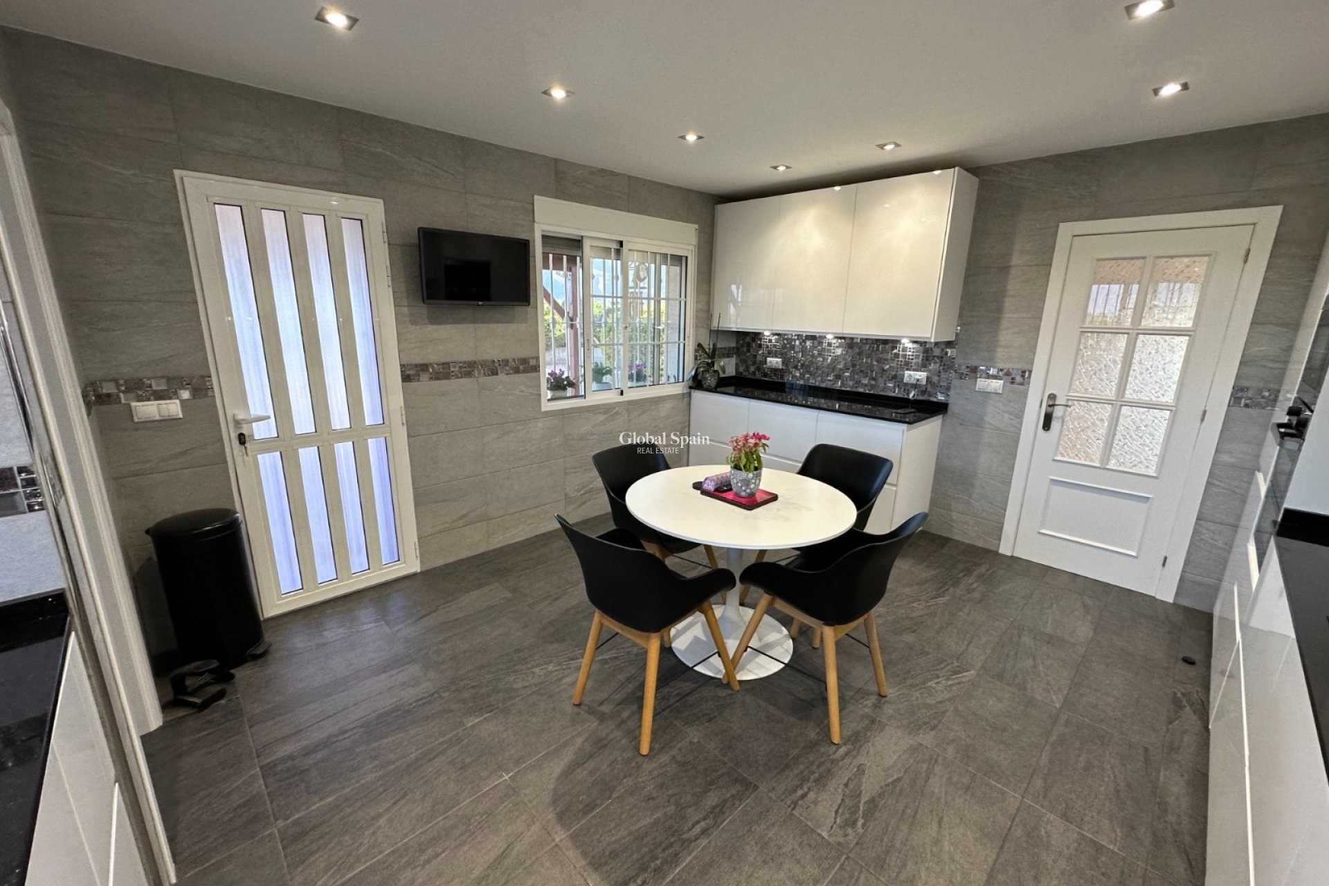 Odsprzedaż - DOM -
LA MATANZA - La Matanza