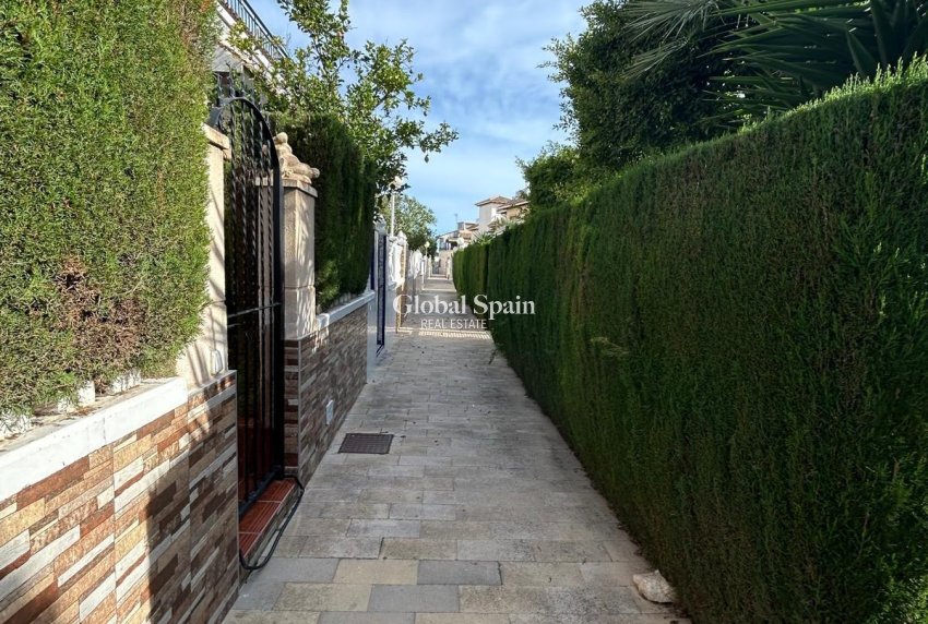 Odsprzedaż - DOM -
ORIHUELA COSTA - Punta Prima