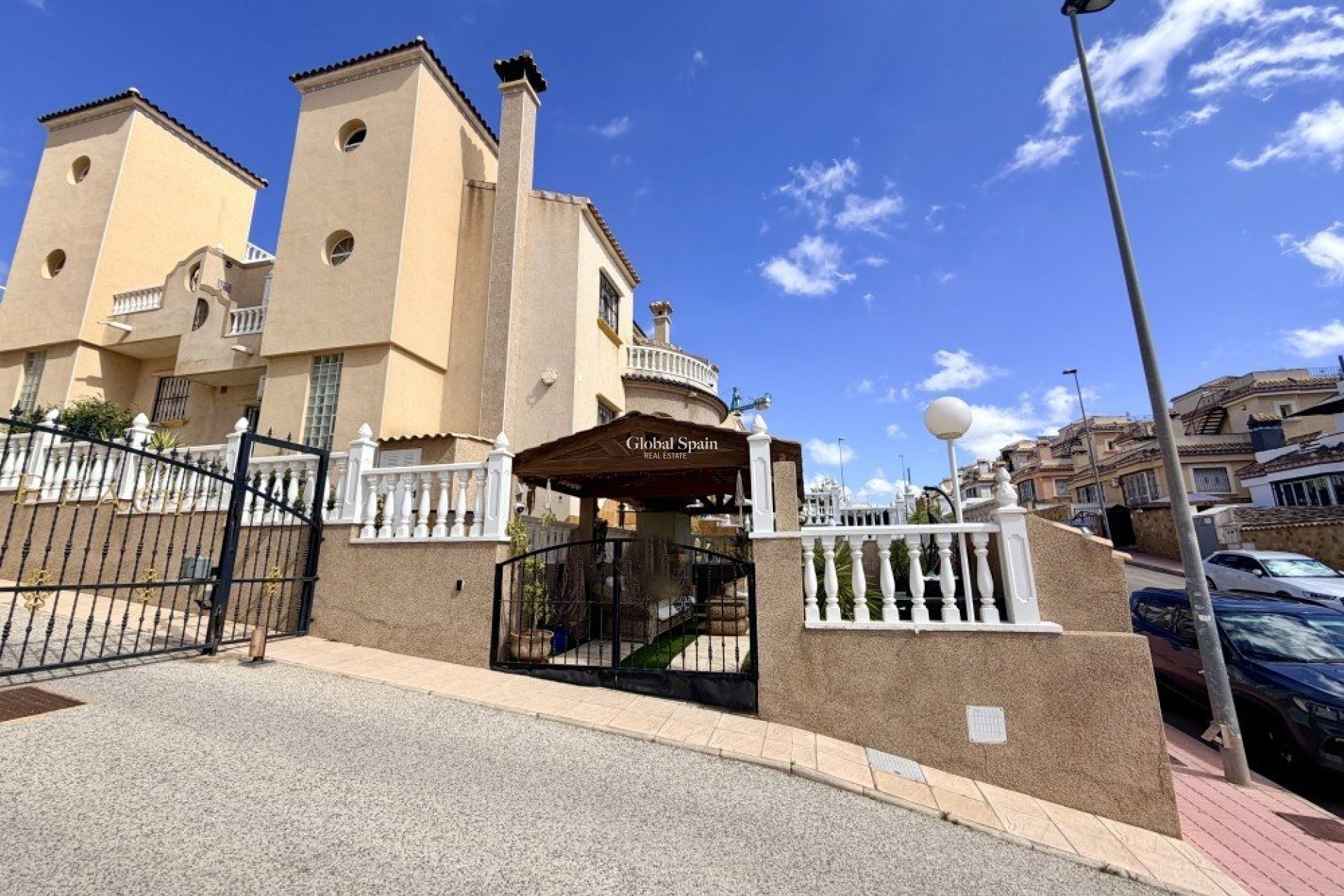 Odsprzedaż - DOM -
ORIHUELA COSTA - 