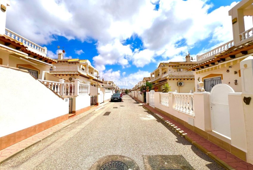 Odsprzedaż - DOM -
ORIHUELA - Urbanización Perla del Mar