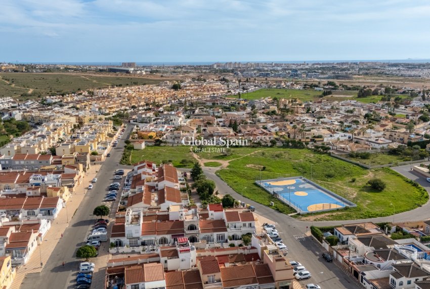 Odsprzedaż - Dom szeregowy / Dom szeregowy -
TORREVIEJA - La Siesta