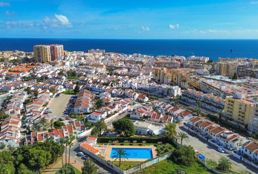 Odsprzedaż - DOM -
TORREVIEJA - Calas blanca