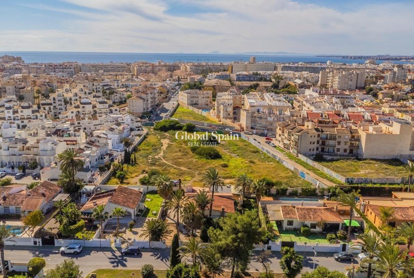 Odsprzedaż - DOM -
TORREVIEJA - Calas blanca