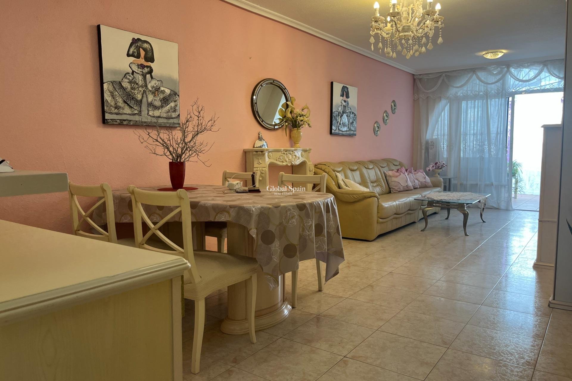 Odsprzedaż - Dom -
TORREVIEJA - Center