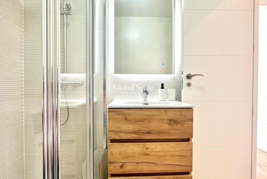 Odsprzedaż - DOM -
TORREVIEJA - Estacion de autobuses