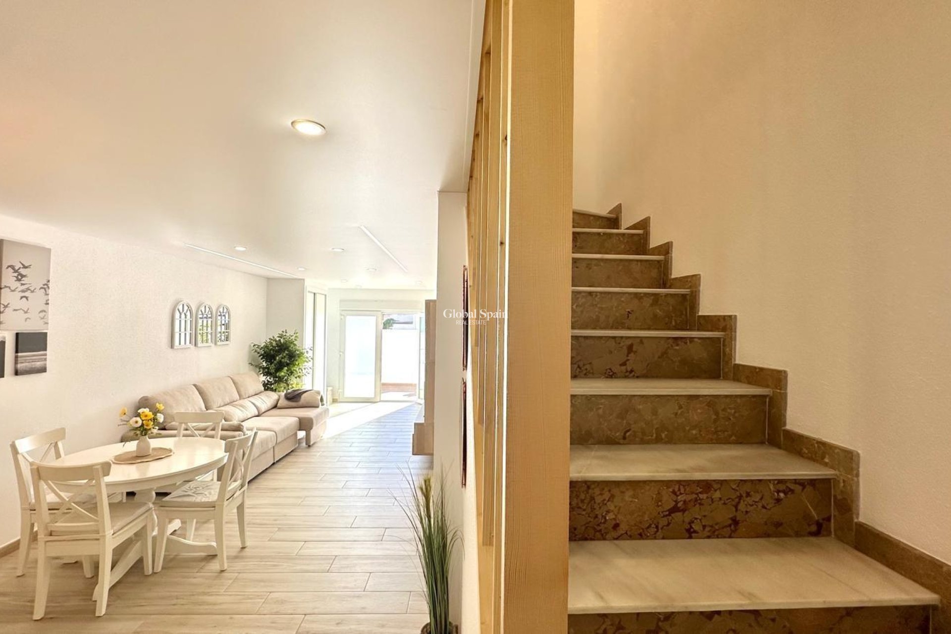 Odsprzedaż - DOM -
TORREVIEJA - Estacion de autobuses