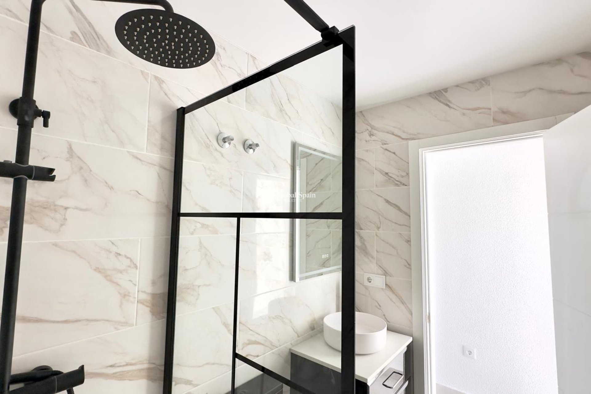 Odsprzedaż - DOM -
TORREVIEJA - La Mata