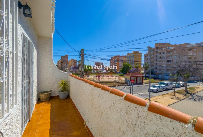 Odsprzedaż - DOM -
TORREVIEJA - Nueva Torrevieja