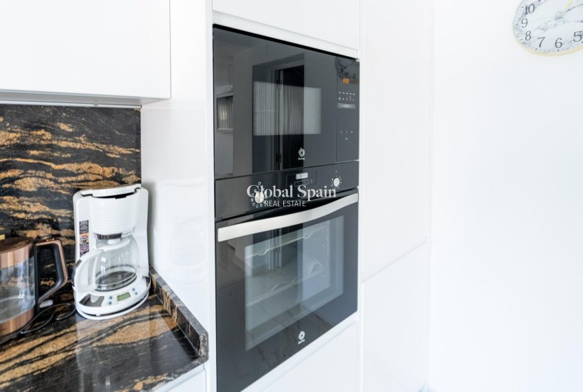 Odsprzedaż - DOM -
TORREVIEJA - Punta Prima