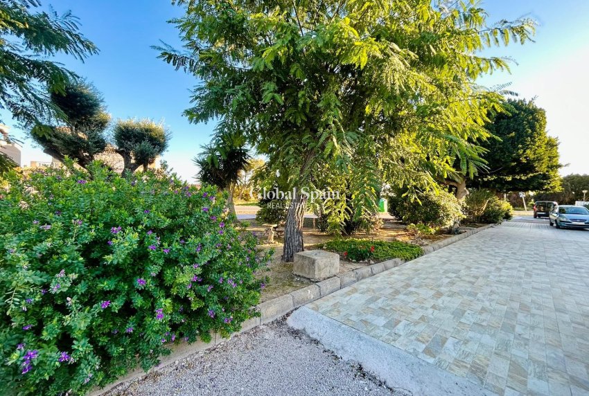 Odsprzedaż - DOM -
TORREVIEJA - 