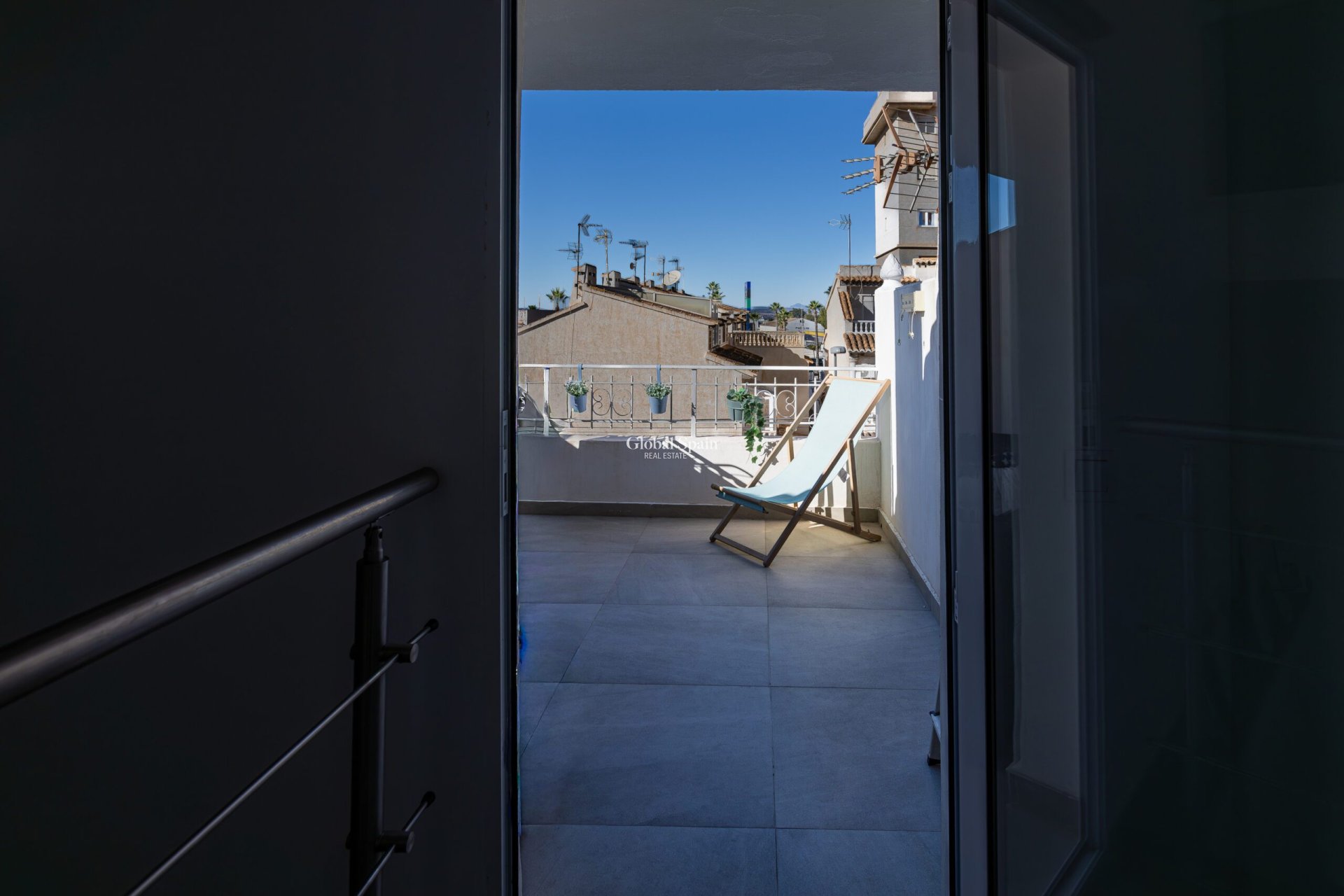 Odsprzedaż - DOM -
TORREVIEJA - 