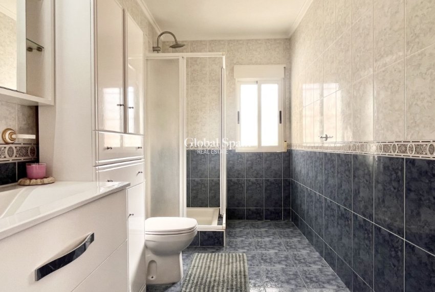 Odsprzedaż - DOM -
TORREVIEJA - 