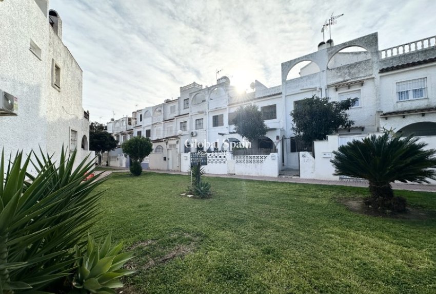 Odsprzedaż - DOM -
TORREVIEJA - 